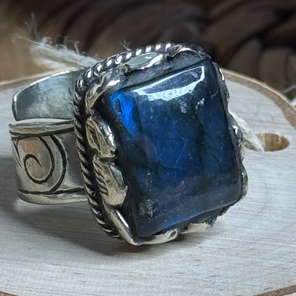 Labradorite adjustable ring or scarf slide. Handcarved. Cowgirl
Core style - Picture 11 of 14